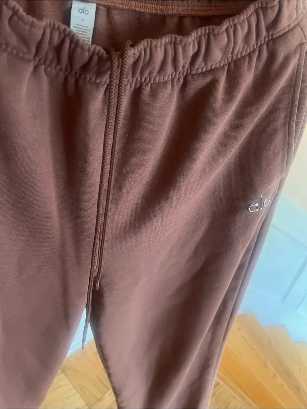 Alo Brown Cozy Fleece Sweatpants accolade burgundy copper logo vuori athleisure